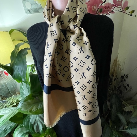 Louis Vuitton Silk Scarf. - Picture 7 of 15